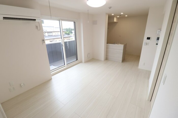 サンライズガーデンさくらの居間・リビング|リビング（照明・エアコン・室内物干し付き）