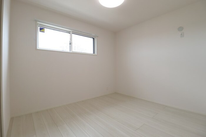 サンライズガーデンさくらの寝室|洋室（照明付き）