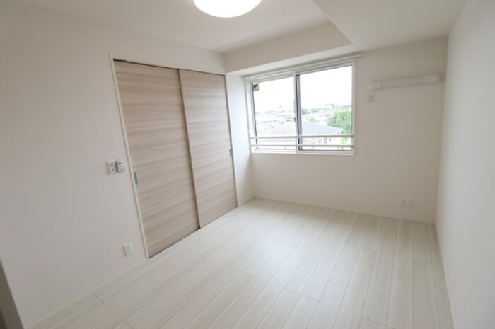 サンライズガーデンさくらの寝室|洋室（照明付き）