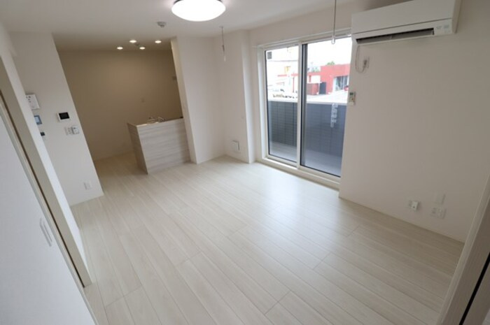 サンライズガーデンさくらの居間・リビング|リビング（照明・エアコン・室内物干し付き）