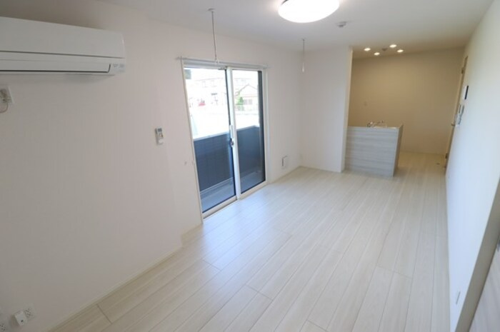 サンライズガーデンさくらの居間・リビング|リビング（照明・エアコン・室内物干し付き）