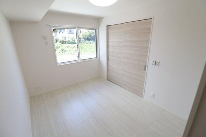 サンライズガーデンさくらの寝室|洋室（照明付き）