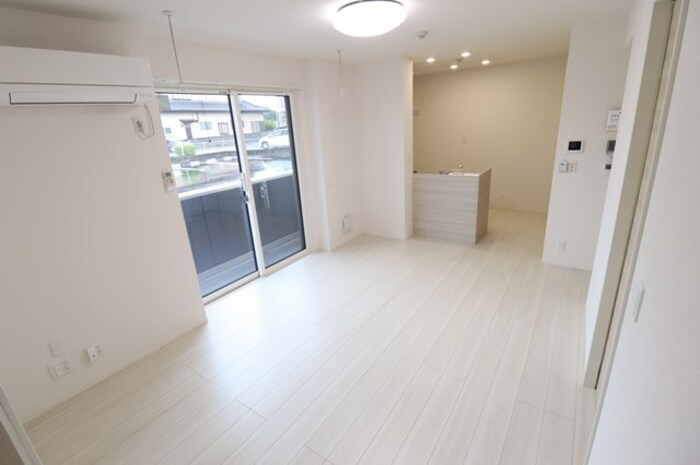 サンライズガーデンさくらの居間・リビング|リビング（照明・エアコン・室内物干し付き）