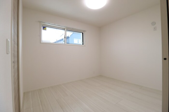 サンライズガーデンさくらの寝室|洋室（照明付き）