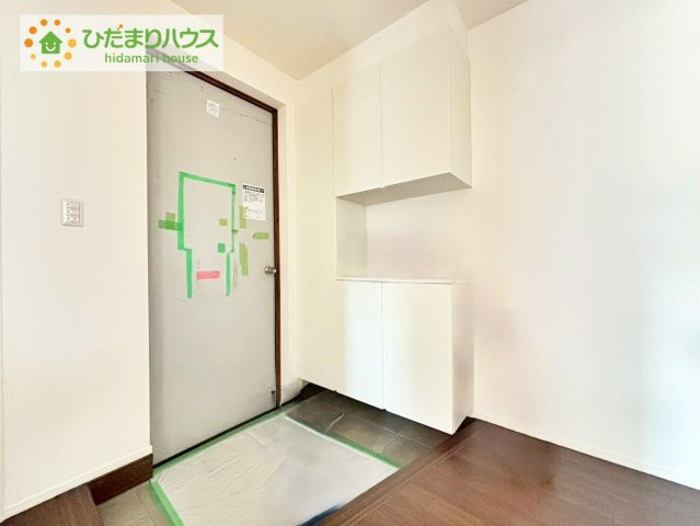 日立市東金沢町1丁目　新築戸建　3号棟の玄関|靴で溢れかえっていた玄関も、大きなシューズボックスと、玄関横のクロークでスッキリ解決！玄関は「その家の顔」とお考えの方にオススメの広さです。