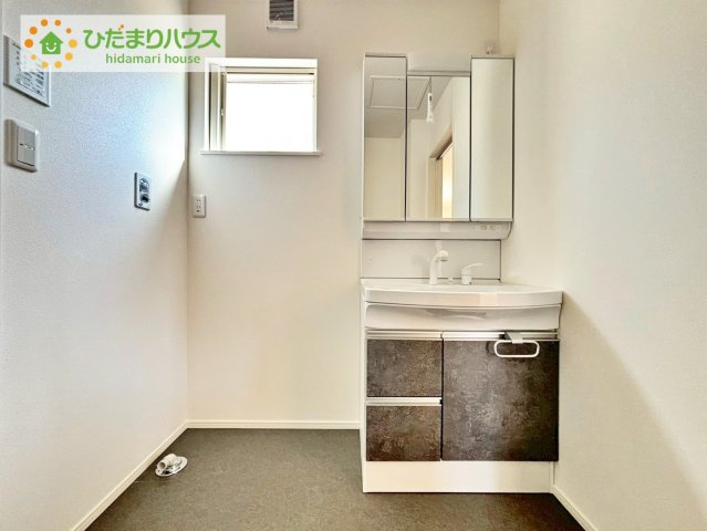 日立市東金沢町1丁目　新築戸建　3号棟の独立洗面台|三面鏡の大きな鏡は憧れます(^^♪ 鏡の後ろは収納となっていて、細かいものでも収納できるのでスッキリと整理できます！