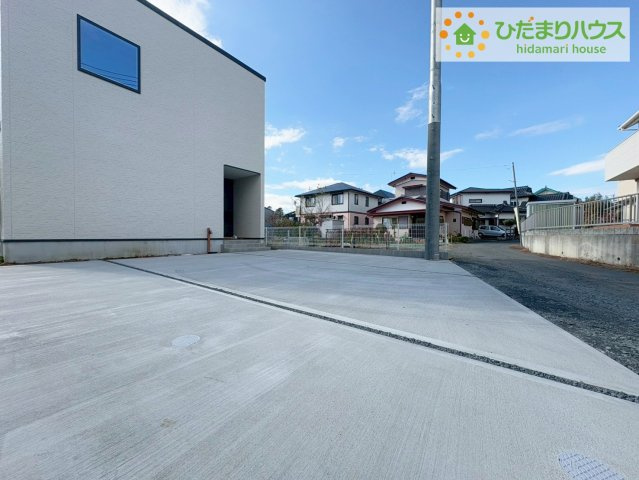 日立市東金沢町1丁目　新築戸建　1号棟の前面道路含む現地写真|マイホームなら駐車場代がかかりません。しかも、自宅の駐車場で洗車ができます！今までコイン洗車に行っていた手間も省けて、節約にもつながります(^^♪