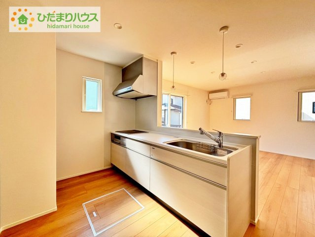 日立市東金沢町1丁目　新築戸建　3号棟のキッチン|カウンターは少し高くなってますので、手元が隠れて来客からは見えにくくなってます♪