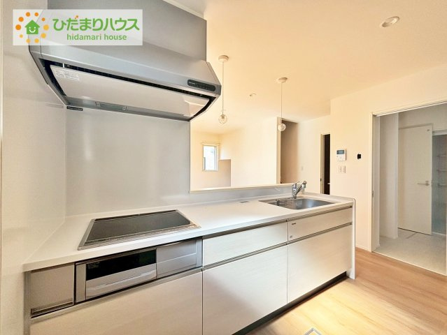 日立市東金沢町1丁目　新築戸建　3号棟のキッチン|3口コンロと収納豊富なキッチンで、ママの毎日のお料理もはかどります☆