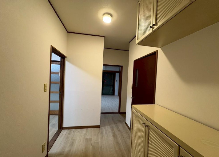 庚申ビルの玄関