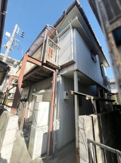 【外観】 | 京王線・飛田給駅まで5分のエキチカ一棟アパート（再建築不可） | 現地外観画像（当該物件敷地入口の東南側から撮影）