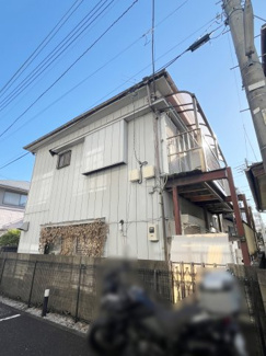 【外観】 | 京王線・飛田給駅まで5分のエキチカ一棟アパート（再建築不可） | 現地西側から撮影（※当該物件入口の裏側です）