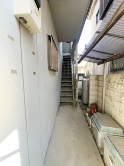 【エントランス】 | 京王線・飛田給駅まで5分のエキチカ一棟アパート（再建築不可） | １階共用廊下～２階に向かう階段です。