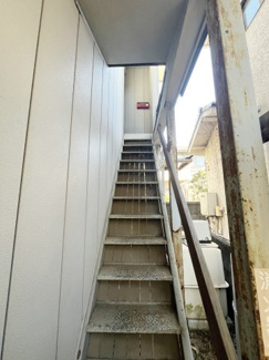 【エントランス】 | 京王線・飛田給駅まで5分のエキチカ一棟アパート（再建築不可） | ２階に向かう階段となります。