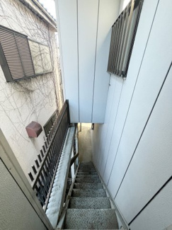 【その他】 | 京王線・飛田給駅まで5分のエキチカ一棟アパート（再建築不可） | 階段部分、２階から１階を撮影