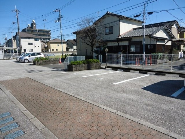 ソフィア横町 C棟の駐車場