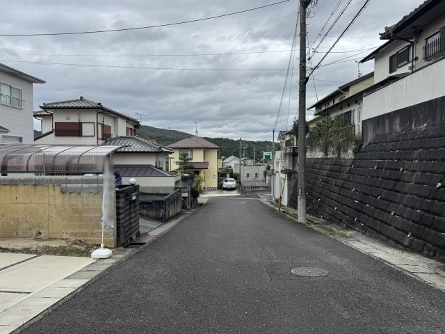 神戸市西区秋葉台2丁目中古戸建の前面道路含む現地写真