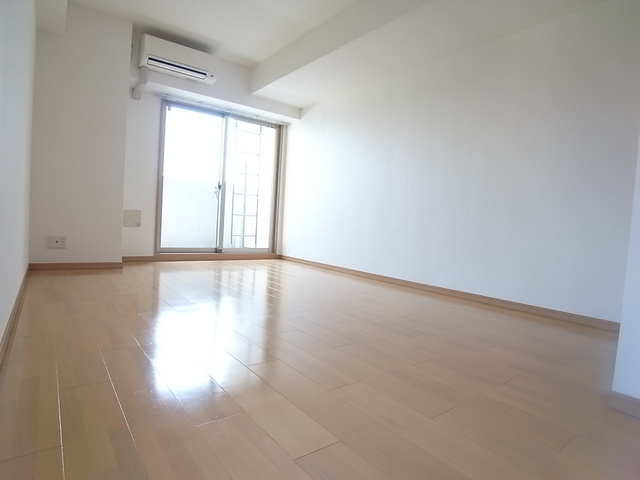 カスタリア三宮の洋室