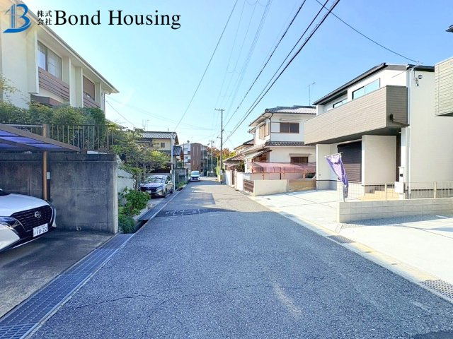 駐車2台可能　伊川谷町潤和　新築2区画　2号棟の前面道路含む現地写真