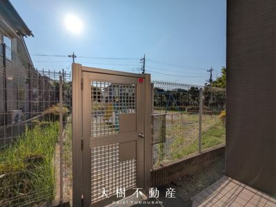 【その他共用部分】 | ライフレビュー海老名南マスターステージ ペット3匹まで飼育可♪ | 隣地には公園がございます♪