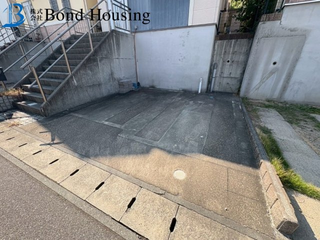 LDKは広々約18帖・ウッドデッキあり　伊川谷町有瀬　築22年の駐車場