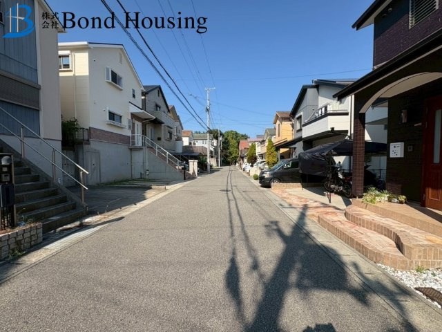 LDKは広々約18帖・ウッドデッキあり　伊川谷町有瀬　築22年の前面道路含む現地写真