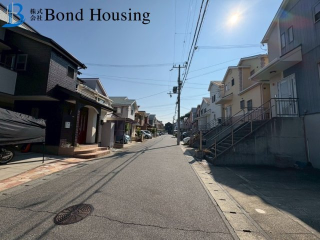 LDKは広々約18帖・ウッドデッキあり　伊川谷町有瀬　築22年の前面道路含む現地写真