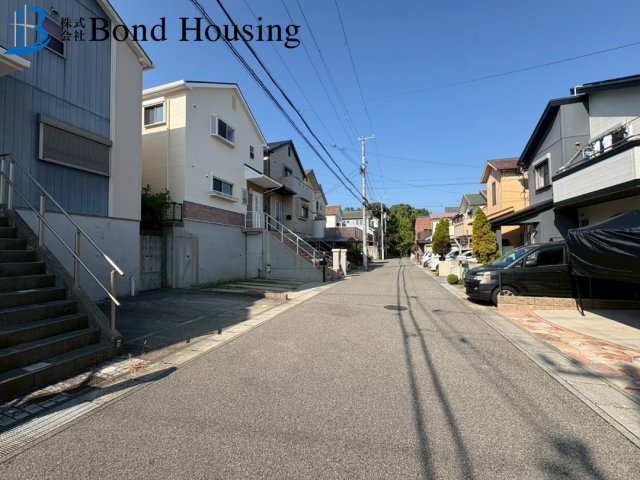 LDKは広々約18帖・ウッドデッキあり　伊川谷町有瀬　築22年の前面道路含む現地写真