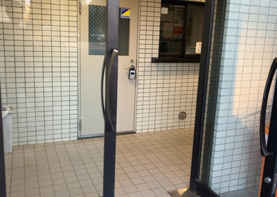 【エントランス】 | クリオ矢部１番館 | マンションのエントランスには、もともと風よけや防犯の役割がありますが、マンションによって宅配ボックスなどの設備が備わっている所もあります。日々の生活をイメージしながら生活しやすさをチェックしましょう。