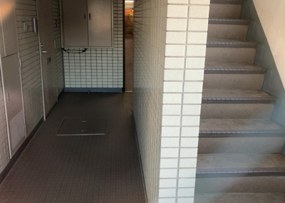 【ロビー】 | クリオ矢部１番館 | ロビーというと、エントランスと何がちがうの？と思いますよね。実はロビーとエントランスには明確な決まりはありません。物件によっては、エントランスを入って広がるある程度の広さのある空間がロビーとなります。