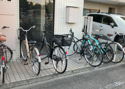 【駐車場】 | クリオ矢部１番館 | 車一台あたりに必要なスペースは、標準サイズの普通自動車で横幅2m50cm、長さ5mは必要になります。ただし、乗降のことも考慮して横幅3m30cm、長さ5m50cmほどは確保できるところを選びましょう。