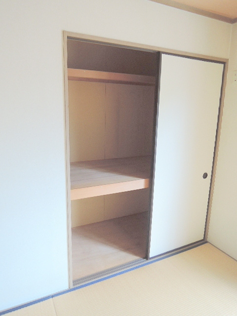 カサベルデＡ・Ｂの収納|高さと奥行きのある和室の収納