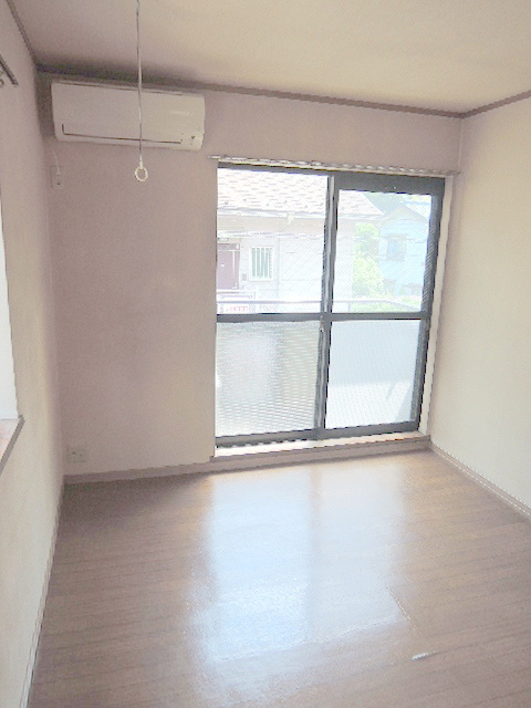 カサベルデＡ・Ｂの洋室|２Ｆ南向き日当り良好　明るい洋室６帖