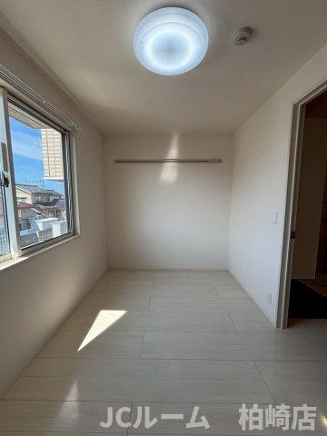 柏崎市桜木町のアパートの洋室