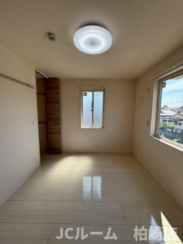 柏崎市桜木町のアパートの洋室