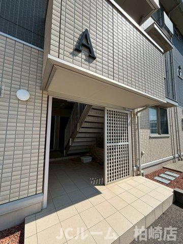 柏崎市桜木町のアパートのエントランス