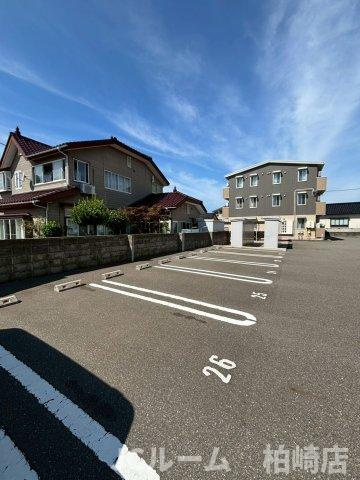 柏崎市桜木町のアパートの駐車場