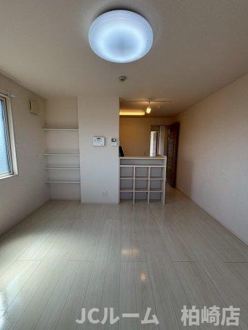 柏崎市桜木町のアパートの居間・リビング