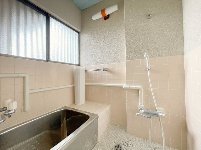 中古戸建　福島市泉字清水内　清水小・清水中の浴室|窓付き浴室は自然光も取り入れられます！格子付きなので防犯対策もばっちり♪