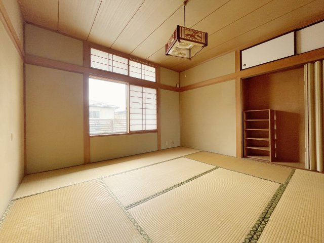 中古戸建　福島市泉字清水内　清水小・清水中の和室|和室ならではの天袋付きの収納あり！窓からはお庭を眺めることができます！