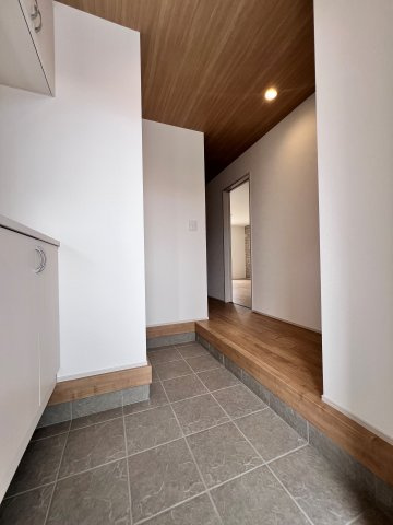 郡山市片平町釜場　新築分譲住宅　1号棟の玄関