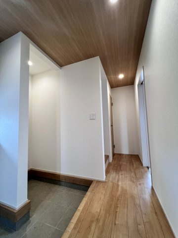 郡山市片平町釜場　新築分譲住宅　1号棟の玄関