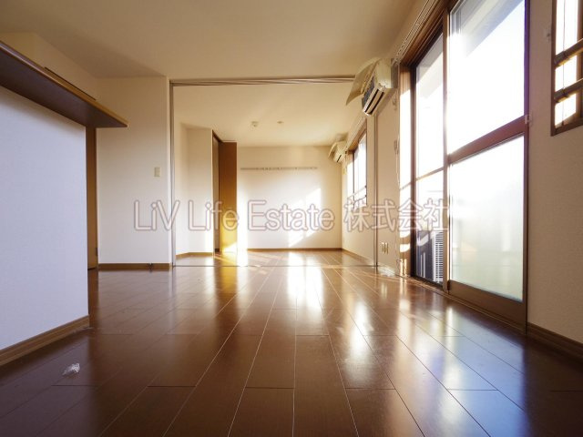 小平市小川町１丁目のアパートの居間・リビング