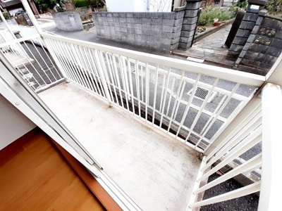 【バルコニー】 | ハイム恵里 | 外からの目が気にならないバルコニーで洗濯物が干せます