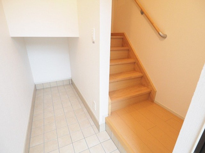 【玄関】 | オーブアビタシオンⅢ番館 | 収納もある玄関です