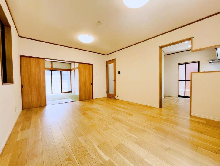 厚木市上荻野　中古戸建の居間・リビング|こちらのリビングで趣味の時間をお楽しみください