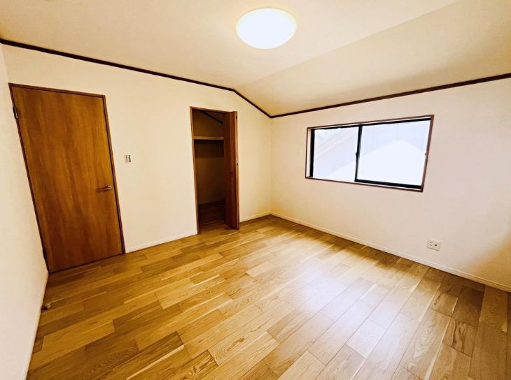 厚木市上荻野　中古戸建の洋室|明るい洋室です