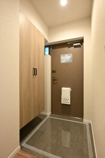 サニークレスト橿原神宮前Ⅱの玄関|■現地撮影写真■広くて明るい玄関！大容量シューズボックス完備！