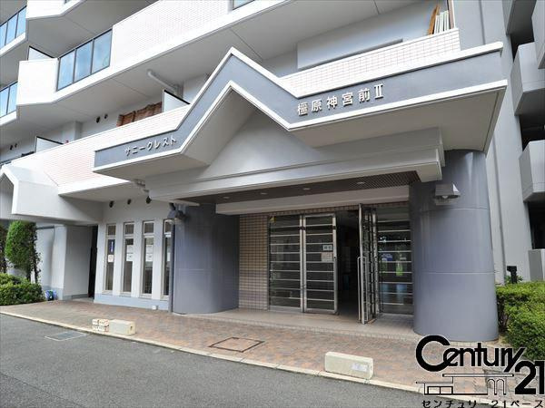 サニークレスト橿原神宮前２のその他|■現地撮影写真■こちらはマンション正面出入口です！