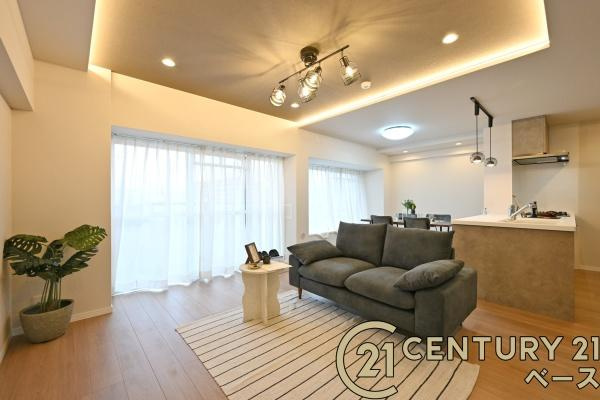 サニークレスト橿原神宮前Ⅱの居間・リビング|■現地撮影写真■大きな窓から柔らかい光が射し込みます。